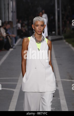 PARIS, Frankreich, 27. SEPTEMBER: Dilone Spaziergänge die Landebahn während der off-white Show als Teil von Paris Fashion Week Womenswear Frühjahr/Sommer 2019. Stockfoto