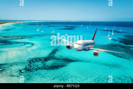 Flugzeuge über exotische Strand mit kopieren. Miniatur Strand mit