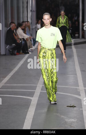 PARIS, Frankreich, 27. SEPTEMBER: Rebecca Leigh Longendyke Spaziergänge die Landebahn während der off-white Show als Teil von Paris Fashion Week Womenswear. Stockfoto