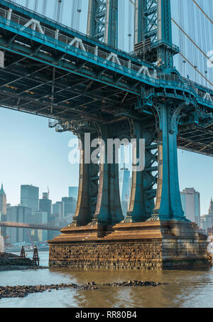 Blick auf Manhattan Skyline von Manhattan Bridge Stockfoto