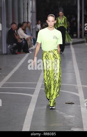 PARIS, Frankreich, 27. SEPTEMBER: Rebecca Leigh Longendyke Spaziergänge die Landebahn während der off-white Show als Teil von Paris Fashion Week Womenswear. Stockfoto