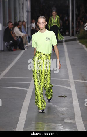 PARIS, Frankreich, 27. SEPTEMBER: Rebecca Leigh Longendyke Spaziergänge die Landebahn während der off-white Show als Teil von Paris Fashion Week Womenswear. Stockfoto