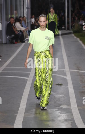 PARIS, Frankreich, 27. SEPTEMBER: Rebecca Leigh Longendyke Spaziergänge die Landebahn während der off-white Show als Teil von Paris Fashion Week Womenswear. Stockfoto
