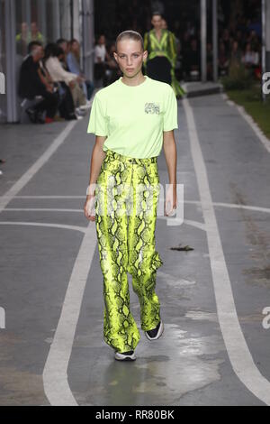PARIS, Frankreich, 27. SEPTEMBER: Rebecca Leigh Longendyke Spaziergänge die Landebahn während der off-white Show als Teil von Paris Fashion Week Womenswear. Stockfoto