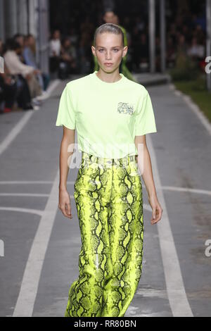 PARIS, Frankreich, 27. SEPTEMBER: Rebecca Leigh Longendyke Spaziergänge die Landebahn während der off-white Show als Teil von Paris Fashion Week Womenswear. Stockfoto