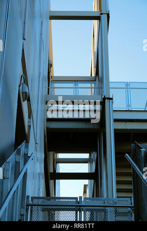 Schräger Blick auf der Seite von der Seite eines metallischen Gebäudes; außen Detail eines modernen Gebäudes; Bryan, Texas, USA. Stockfoto