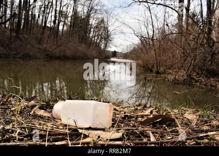 Verworfen Plastikflasche Wurf umweltschädliche ein See Umgebung Stockfoto