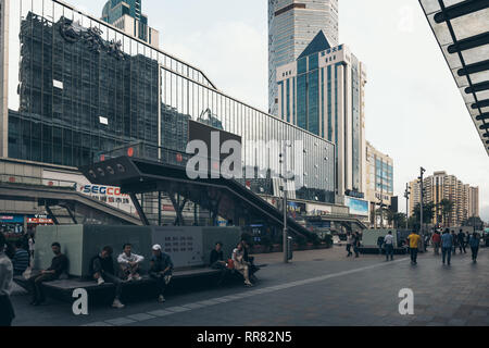 Shenzhen, China, May, 21, 2019: Menschen zu Fuß an der Promenade in Huaqiangbei, die weltgrößte elektronische Markt Stockfoto