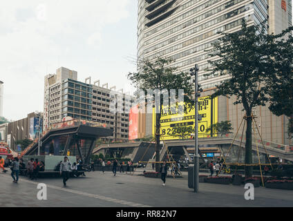 Shenzhen, China, May, 21, 2019: Menschen zu Fuß an der Promenade in Huaqiangbei, die weltgrößte elektronische Markt Stockfoto