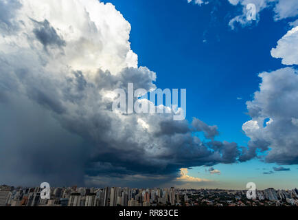 Düstere und dramatische Wolken Regen. Flugzeug mit Gewitterwolken. Sehr heavy rain Sky in der Stadt Sao Paulo, Brasilien, Südamerika. Stockfoto