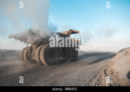 Großen Steinbruch Dump Truck. Laden der Felsen in der Mulde. Laden von Kohle in den Körper. Produktion nützliche Mineralien. Mining Truck Bergbaumaschinen Stockfoto