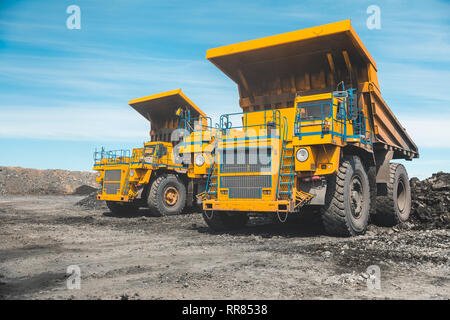 Großen Steinbruch Dump Truck. Laden der Felsen in der Mulde. Laden von Kohle in den Körper. Produktion nützliche Mineralien. Mining Truck Bergbaumaschinen Stockfoto