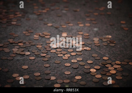 Eine Sammlung der Gefallenen verworfen Pennies, einem Cent Münzen auf dem Beton in New York City. Stockfoto