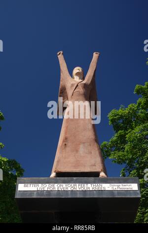 La Pasionaria Statue, Spanischer Bürgerkrieg. Clyde, Glasgow. Besser, auf den Füßen zu sterben, als für immer auf den Knien zu leben. Sonnige Sommer Tag. UK. Stockfoto