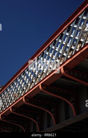 Caledonian Railway Bridge Geländer vor einem blauen Himmel. Gusseisen Engineering. Glasgow, Schottland, Großbritannien. Stockfoto