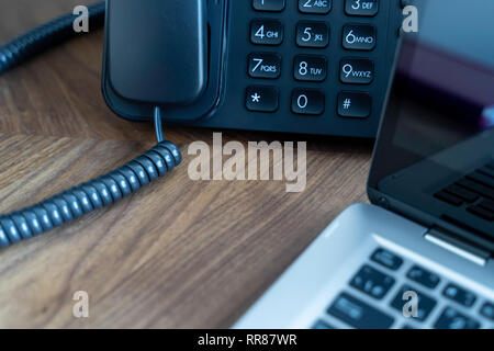 Büro Telefon auf Holz Tisch Konsole Stockfoto