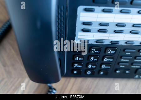Büro Telefon auf Holz Tisch Konsole Stockfoto