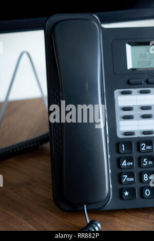 Büro Telefon auf Holz Tisch Konsole Stockfoto