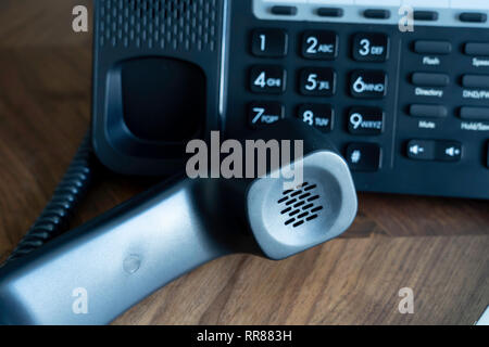 Büro Telefon auf Holz Tisch Konsole Stockfoto