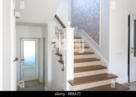 Hölzerne Wendeltreppe in hellen Innenraum in Ferienhaus Stockfoto