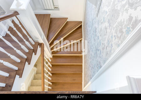 Hölzerne Wendeltreppe in hellen Innenraum in Ferienhaus Stockfoto