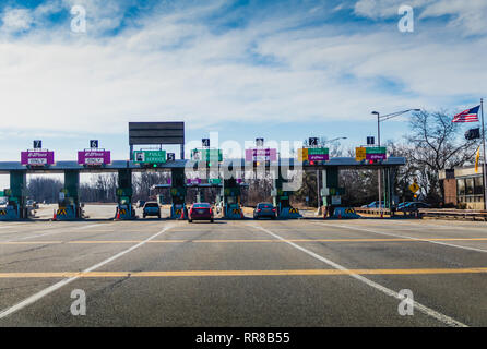 Sayreville, NJ, USA - 16. Februar 2019: Garden State Parkway Mautstelle, an der Ausfahrt 124 auf einem sonnigen Morgen Stockfoto