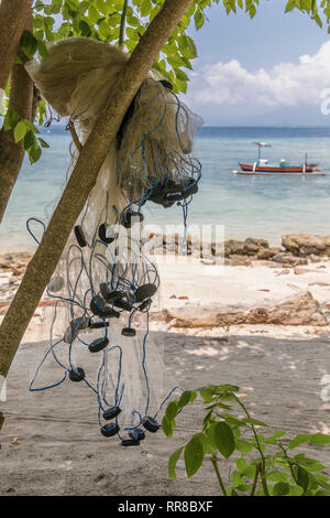 Fischernetze am Strand, insel gili Meno, Indonesien. Stockfoto