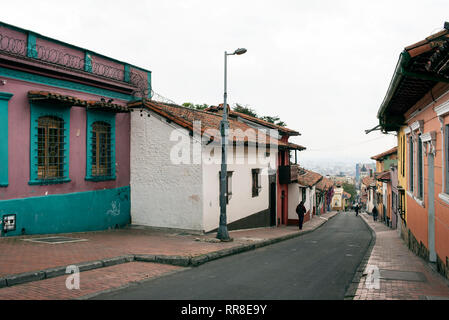 Bunter Blick auf die Straße mit Einheimischen und spanischen kolonialen Häuser in La Candelaria, im historischen Stadtteil von Bogotá, Kolumbien. Sep 2018 Stockfoto