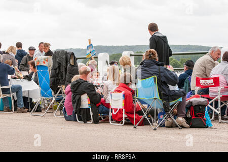 YAINVILLE, Frankreich - Juli ca. 2016. Großes Dorf Picknick für die Aramada parade Ausstellung, auf der Seine. Pepole warten auf die Boote Schiffe, Stockfoto