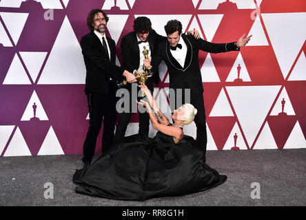 Andrew Wyatt, Anthony Rossomando, Mark Ronson und Lady Gaga, Gewinner des Best Original Song für seichte von einem Stern ist geboren, in der Presse an der 91st Academy Awards gehalten an der Dolby Theatre in Hollywood, Los Angeles, USA. Stockfoto