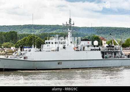 ROUEN, Frankreich - Juli ca. 2016. Ende der Armada. Navy Boot Marine Transport mit Mannschaft und Kapitän. Sehr wichtige internationale Festival exhib Stockfoto