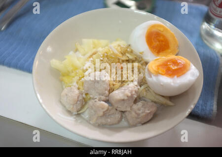 Kanom Cheen sah Nam Thai Reis oder Nudeln mit Kokosmilch mit Kochen ei Stockfoto