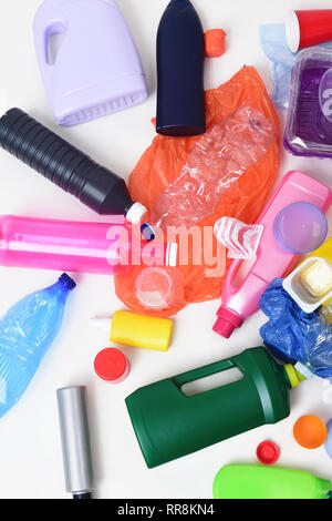 Plastik Müll isoliert auf weißem Stockfoto