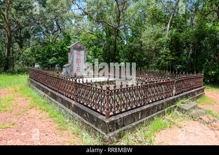 Chinesische Schrein 1887 Im historischen Cooktown Friedhof gebaut. Über 300 chinesische Einwanderer wurden dort begraben. Far North Queensland, Queensland, FNQ, Australien Stockfoto