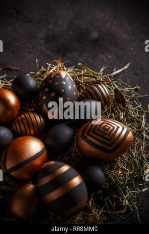 Ostern Komposition mit Gold und schwarze Eier im Nest Stockfoto