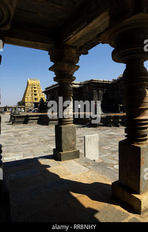 Eingang von Belur Chennakeshava Tempel aus dem Inneren der Tempel Komplex, Belur, Karnataka, Indien gesehen. Stockfoto