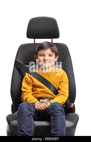 Männliche Kind in einem Auto Sitz mit Sicherheitsgurt auf weißem Hintergrund sitzen Stockfoto