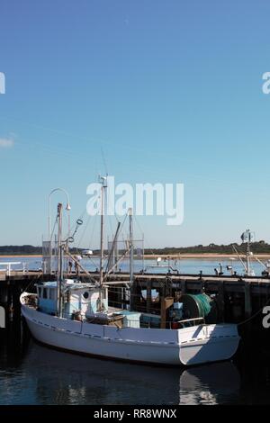 Schönes, großes Segelboot in einem australischen Hafen Stockfoto