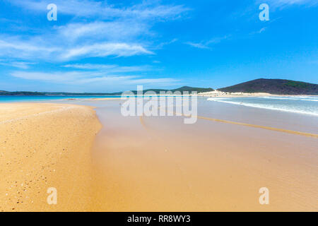 Ebbe auf Fingal Spieß mit Passage nach Fingal Insel. Fingal Bay, New South Wales, Australien Stockfoto