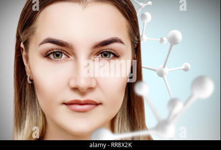 Schöne Frau in der Nähe von Big White Molekül Kette. Stockfoto