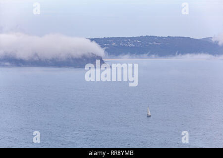 Lonely Segelboot Segeln über die Broken Bay in Sydney, Australien Stockfoto