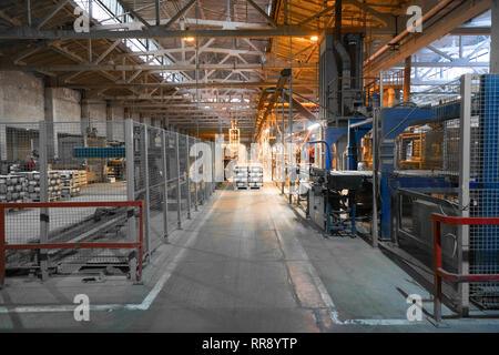 Lange staubige Gänge innerhalb der keramischen Fabrik Stockfoto