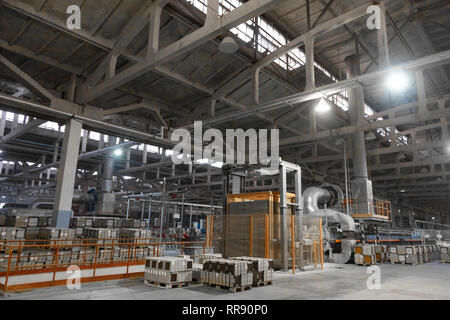 Lange staubige Gänge innerhalb der keramischen Fabrik Stockfoto