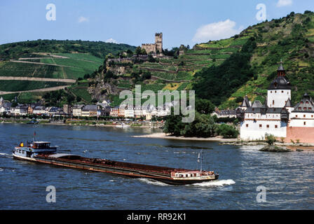 Deutschland. Rheintal. Burgen Pfaiz (14. Jahrhundert) im Fluss, und Gutenfels auf dem Hügel. Stockfoto