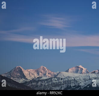 Berühmte Bergkette Eiger, Mönch und Jungfrau mit Schnee am Gipfel bei Sonnenuntergang. Stockfoto