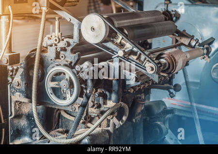 Vintage Druckmaschine für das Schnitzen im Druck. Teil der alte Mechanismus, Regler, Getriebe. Stockfoto