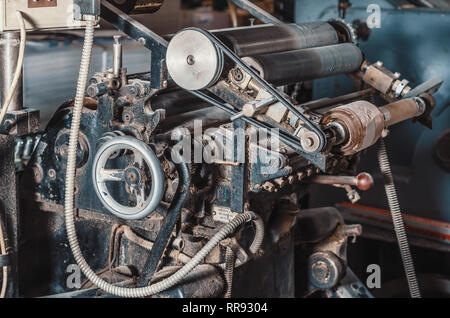 Vintage Druckmaschine für das Schnitzen im Druck. Teil der alte Mechanismus, Regler, Getriebe. Stockfoto