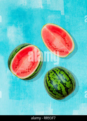 Stück Wassermelone auf Hintergrund in blau lackiert Stockfoto