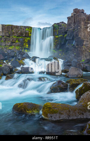 Über die Almannagja oxararfoss Wasserfall Felsen fließen, Pingvellir National Park, South Island. Stockfoto