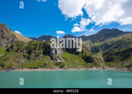 Schöne Landschaft im Sommer am Lago di Robiei im Tessin, Schweiz Stockfoto